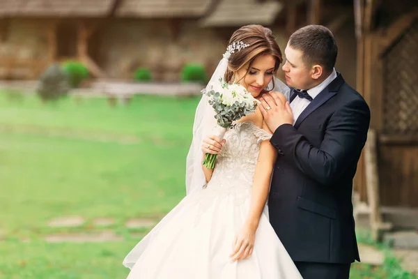 Düğünlerinde Mutlu Gelin Damat Parkta Yeni Evliler Aşık Mutlu Çift — Stok fotoğraf