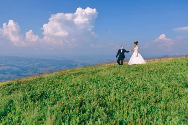 Pareja Amorosa Recién Casados Novio Las Mujeres Novia Vestidos Novia —  Fotos de Stock