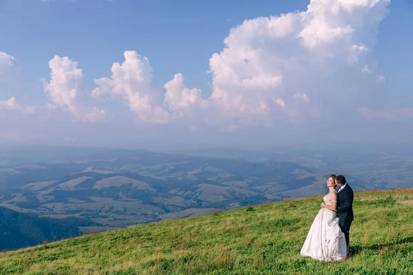 Recém Casados Fundo Belas Montanhas Primavera Conceito Realizar Casamento Natureza — Fotografia de Stock