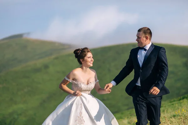 Felice Elegante Sposa Sposo Esecuzione Divertirsi Montagna Estate Giornata Sole — Foto Stock