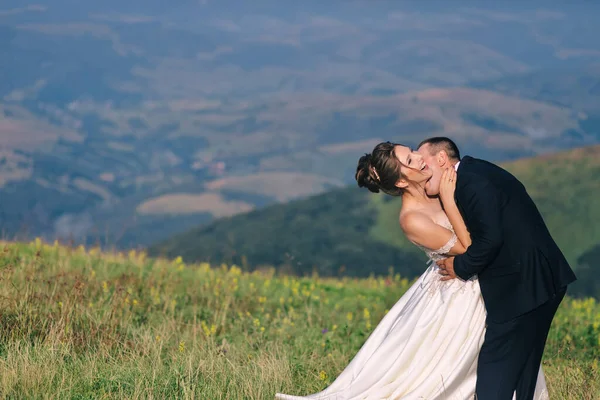 Dağlarda Güzel Bir Düğün Töreni Birbirine Aşık Yeni Evliler Kucaklaşmak — Stok fotoğraf