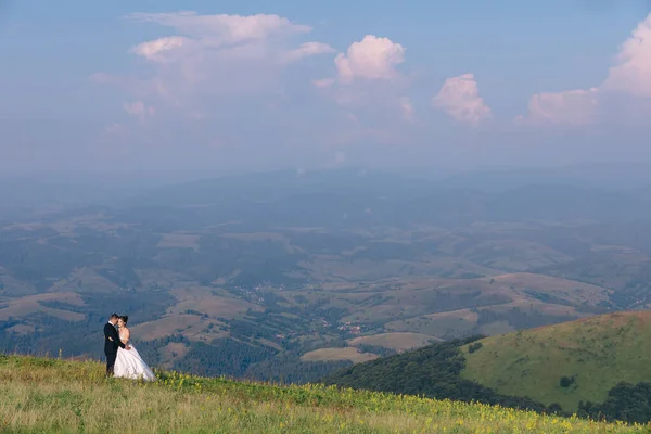 Mladá Dvojice Novomanželů Nevěsta Ženich Kráčí Objímají Pozadí Krásných Hor — Stock fotografie