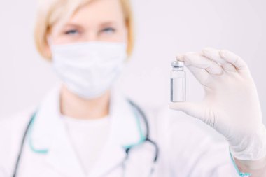 . Coronavirus covid-19 aşı şişesi ilaç ve aşı araştırmacılarının elinde, laboratuvar, coronavirus covid-19 aşı geliştirme, seçici odaklı