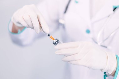 Doktor, hemşire ya da bilim adamı beyaz nitrile eldivenlerini verdi. Grip, kızamık, koronavirüs aşısı, salgın aşısı, ilaç konsepti..
