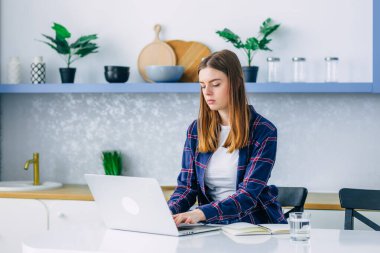  İş kadını bilgisayarını kullanıyor. Evden bağımsız çalışıyor.