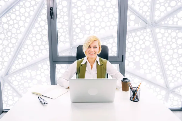 Schöne Blonde Büromanagerin Mittleren Alters Die Formalen Anzug Trägt Und — Stockfoto
