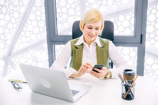 Schöne Junge Geschäftsfrau Formellen Anzug Sitzt Schreibtisch Vor Dem Laptop — Stockfoto