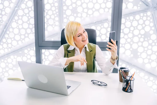 Junge Hübsche Unternehmerinnen Unterhalten Sich Munter Mit Teammitgliedern Auf Dem — Stockfoto