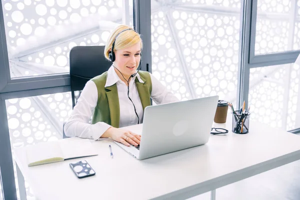 Attraktive Frau Mit Kopfhörer Und Mikrofon Die Als Callcenter Agentin — Stockfoto