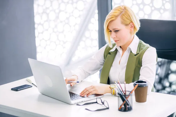 Pewna Siebie Bizneswoman Średnim Wieku Pracuje Biurze Pisze Laptopie — Zdjęcie stockowe