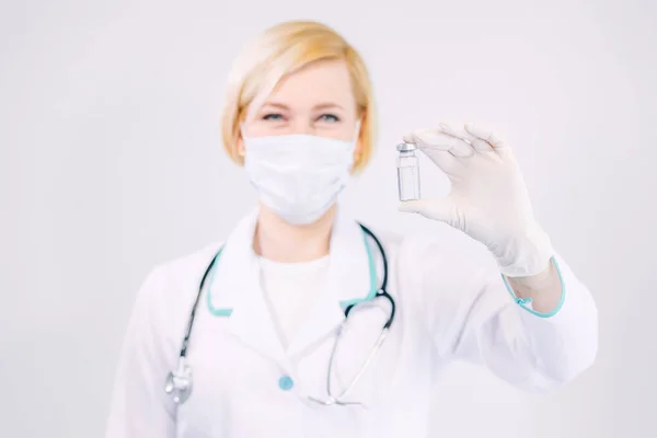 Young Attractive Female Nurse Doctor Holding Clear Liquid Vaccine Hand — Stock Photo, Image