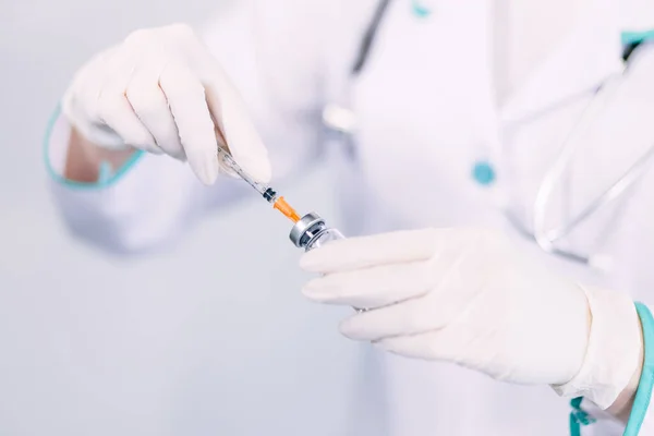 Doktor Hemşire Bilim Adamı Beyaz Nitrile Eldivenlerini Verdi Grip Kızamık — Stok fotoğraf