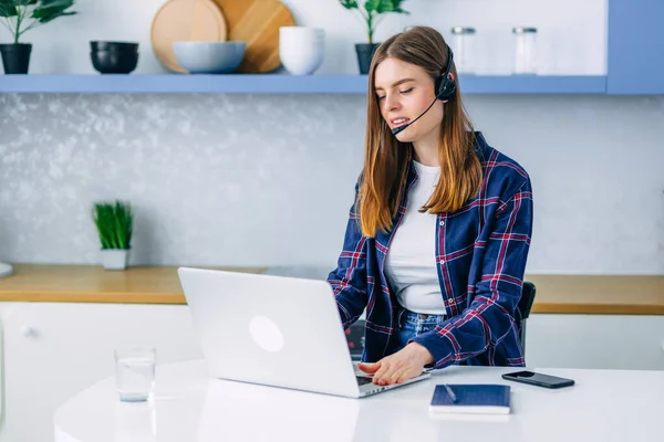 Close Jovem Atraente Trabalhador Call Center Feminino Conversando Com Cliente — Fotografia de Stock