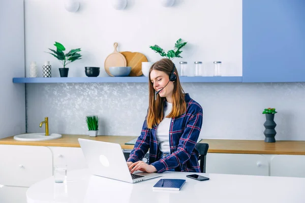 Una Consulente Coansumer Donna Che Lavora Distanza Nel Supporto Tecnico — Foto Stock