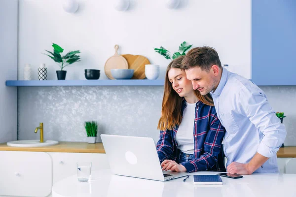 Junge Kaukasische Paar Von Frau Und Mann Sitzen Hause Küche — Stockfoto