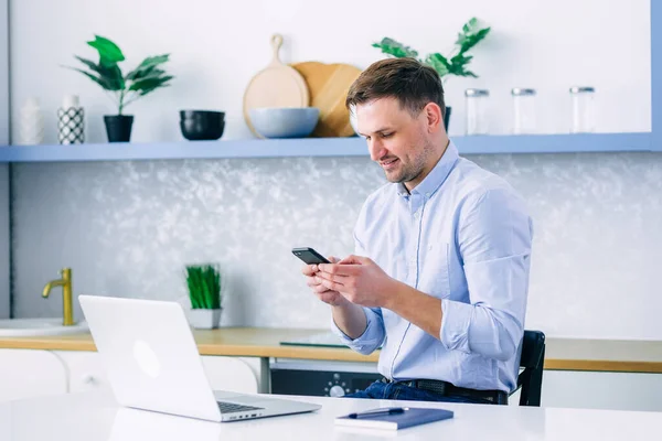 Profesyonel Erkek Modern Akıllı Telefonu Tutuyor Daktilo Ediyor Arama Tarama — Stok fotoğraf