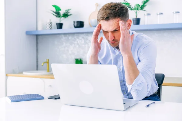 Joven Cansado Estresado Sentado Una Mesa Con Una Computadora Masajeando — Foto de Stock