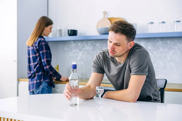 Schwer Unglücklich Trauriger Mann Sitzt Tisch Und Schüttet Wodka Ein — Stockfoto