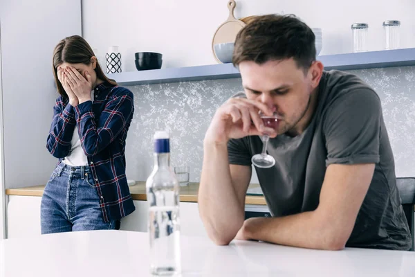 Junges Paar Mann Und Frau Der Heimischen Küche Ein Alkoholisierter — Stockfoto