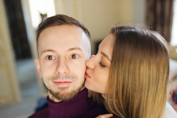 Lächelndes Kaukasisches Paar Das Hause Wohnzimmer Steht Und Ein Selfie — Stockfoto