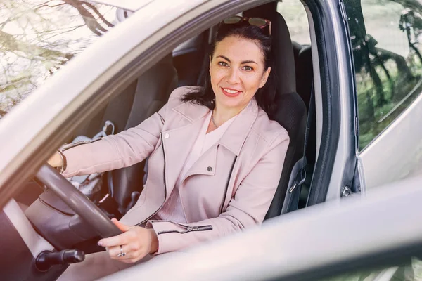 Wanita Bahagia Naik Mobilnya Dia Duduk Mobil Dan Memiliki Tangannya — Stok Foto