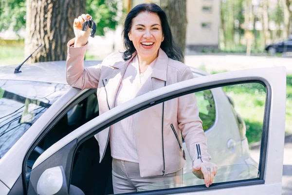 Šťastná Žena Řidič Ukazuje Klíčky Auta Stojí Otevřených Dveří Auta — Stock fotografie