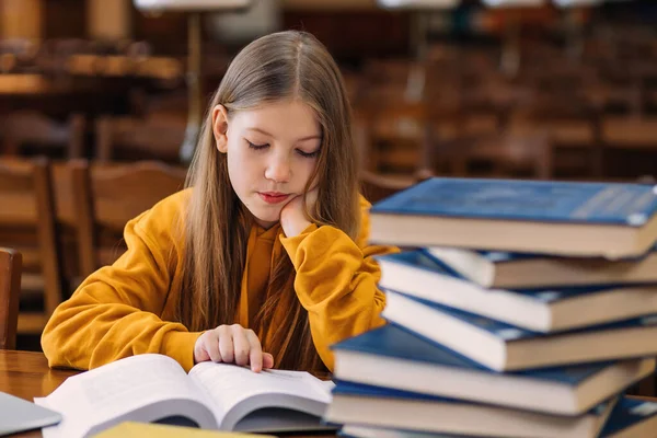 Uma Menina Adorável Está Sentada Uma Livraria Biblioteca Escola Lendo — Fotografia de Stock