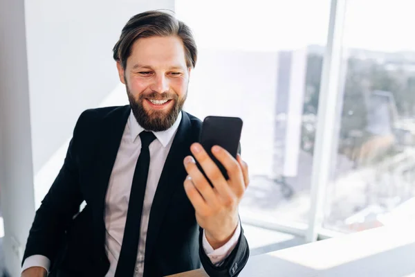 Tişört Takım Elbiseli Mutlu Yetişkin Adam Ofisinde Telefon Kayıt Videosu — Stok fotoğraf