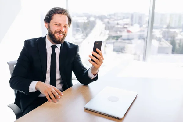 Sakallı Çekici Şadamı Akıllı Telefonu Görüntülü Konferans Görüşmesi Yapıyor Arkadaşı — Stok fotoğraf