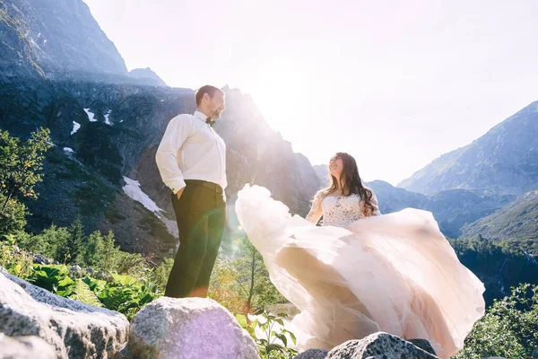 Mariage Mec Chemise Blanche Une Fille Robe Blanche Marchent Dans — Photo