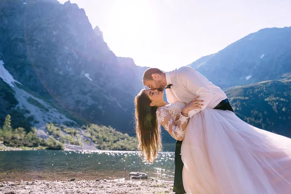 Recém Casados Apaixonados Fundo Das Montanhas Lagos Homem Inclinou Uma — Fotografia de Stock