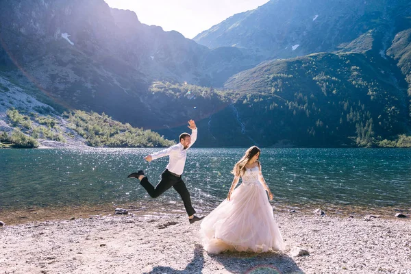 Pengantin Baru Menari Tepi Danau Dengan Latar Belakang Pemandangan Yang — Stok Foto