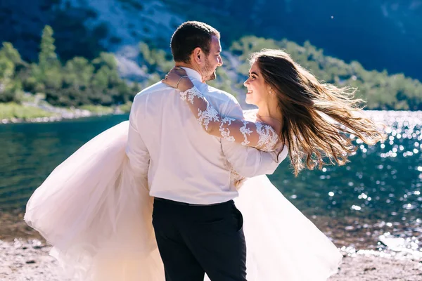 Couple Love Young Groom Holds Cheerful Bride His Arms Lake — Stock Photo, Image