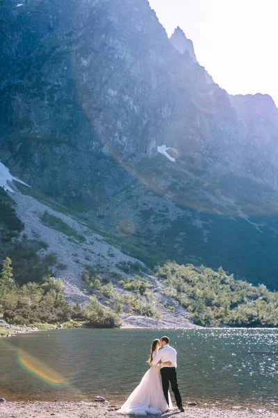 Noiva Noivo Fundo Das Montanhas Eles Levantam Olham Para Outro — Fotografia de Stock