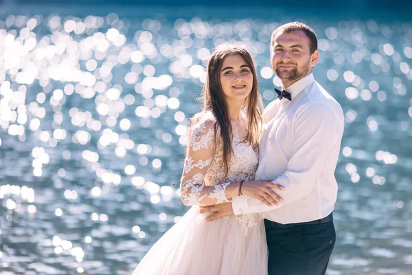 Couple Mariage Romantique Posant Près Eau Beaux Jeunes Mariés Jour — Photo