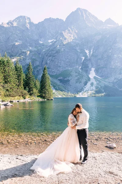 Bruden Och Brudgummen Vid Sjön Bergen Tillsammans Mot Bakgrund Ett — Stockfoto