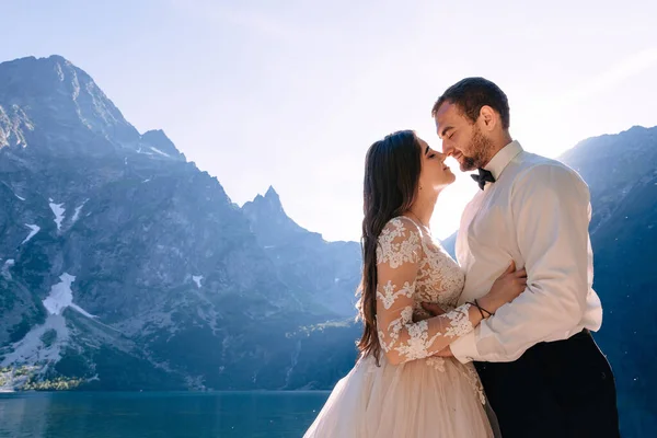 Newlyweds Look Each Other Standing Overlooking Lake Sunset — Stock Photo, Image