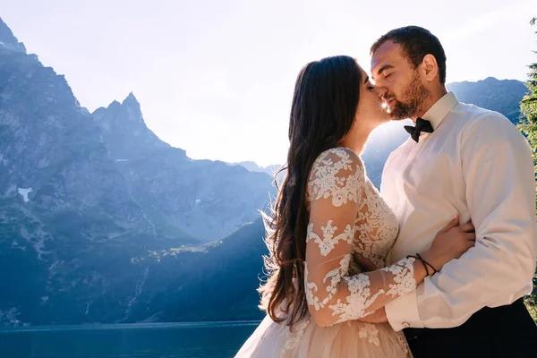 Sevgili Öpüşür Romantik Bir Ortam Dağ Nehrinin Kıyısında Yeni Evli — Stok fotoğraf