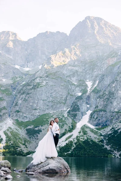 Das Hochzeitspaar Steht Ufer Eines Riesigen Türkis Aquamarinfarbenen Sees Inmitten — Stockfoto