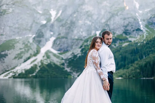 Bride Groom Lake Mountains Newlyweds Together Backdrop Mountain Landscape — Stock Photo, Image