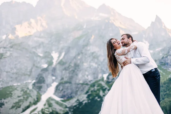 新娘和新郎在山中湖边 在山水的背景下 新婚夫妇在一起 恋爱中的浪漫新婚夫妇 — 图库照片
