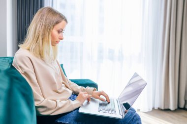 Bilgisayarda çalışan, evde masa başında oturan, ekrana bakan, daktilo yazan, ciddi genç bayan blog yazan ya da sosyal ağdaki arkadaşlarıyla sohbet eden odaklanmış kadın gazeteci.