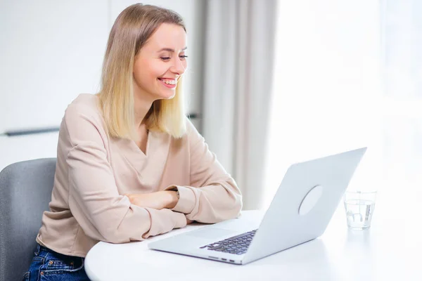 Mulher Bonita Trabalhando Usando Laptop Computador Concentrado Sorrindo — Fotografia de Stock