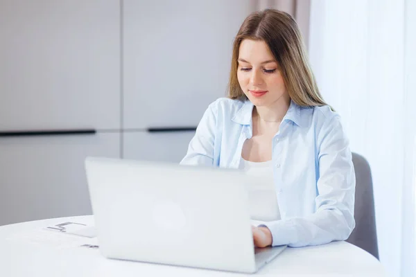 Junge Fröhlich Glücklich Positive Niedlich Schöne Geschäftsfrau Sitzt Hause Mit — Stockfoto