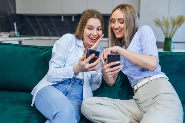 Genç Kız Öğrenciler Gülümsüyorlar Oturma Odasındaki Kanepede Oturuyorlar Cep Telefonuyla — Stok fotoğraf