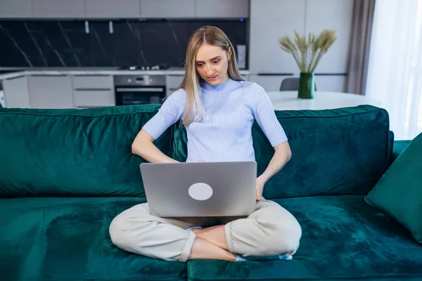 Sorrindo Jovem Mulher Usando Laptop Sentado Sofá Casa Linda Menina — Fotografia de Stock