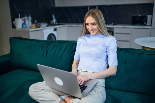 Sorrindo Jovem Mulher Usando Laptop Sentado Sofá Casa Linda Menina — Fotografia de Stock