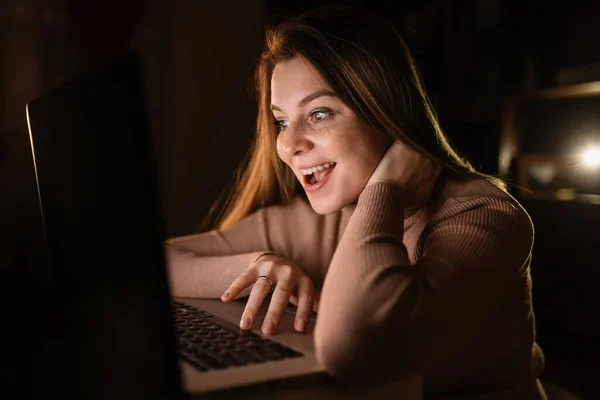 Sorprendido Hermosa Mujer Feliz Mirando Con Emoción Computadora Portátil Comunicarse —  Fotos de Stock