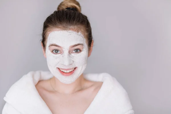 Wanita Membuat Perawatan Kecantikan Masker Putih Wajah Rumah — Stok Foto