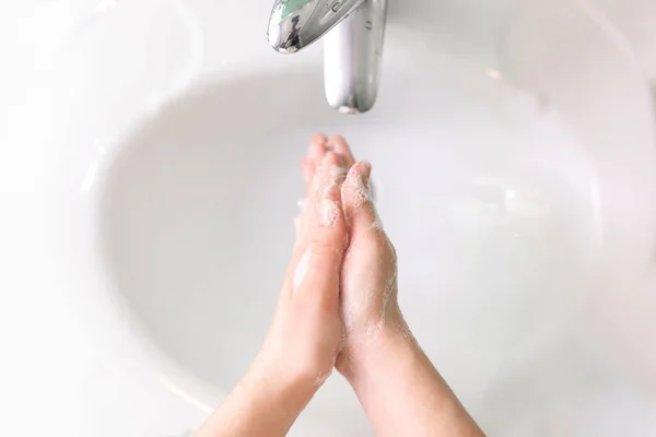 Beskärda Skott Person Tvätta Händerna Handfat — Stockfoto